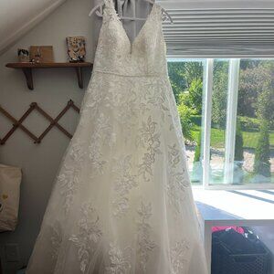 Sleeveless V-neck white lace & tulle wedding dress with train, bustle Size 18